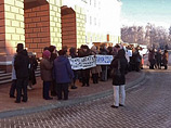 Представитель МВД по Удмуртии сообщил журналистам, что в пикете приняли участие 50 человек, организаторы мероприятия сообщили о 70 участниках Представитель МВД по Удмуртии сообщил журналистам, что в пикете приняли участие 50 человек, организаторы мероприятия сообщили о 70 участниках