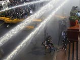 Полиция Нью-Дели в субботу применила водометы и слезоточивый газ, чтобы разогнать участников многотысячной массовой акции протеста вблизи резиденции президента