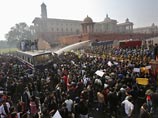 В Индии полиция усмирила тысячи протестующих газом и дубинками