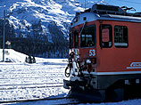В Швейцарии поезд сошел с рельсов из-за лавины, расчистить завалы невозможно
