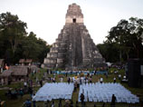 Туристы, которые приехали в Гватемалу, чтобы встретить "конец света" 21 декабря, повредили древний каменный храм цивилизации индейцев майя в городе Тикаль на севере страны