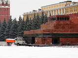Во время масштабного ремонта в Мавзолее на Красной площади, который продлится до конца апреля 2013 года, тело Владимира Ленина выносить из здания не будут