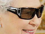 Британская королева получила на Рождество 3D-очки с монограммой из кристаллов Swarovski