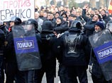 Одиннадцать полицейских пострадали в результате столкновений, возникших в понедельник в Скопье у здания парламента Македонии, сообщило местное МВД Одиннадцать полицейских пострадали в результате столкновений, возникших в понедельник в Скопье у здания парламента Македонии, сообщило местное МВД