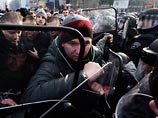 Стражи порядка сдерживали толпы людей, выступающих как за, так и против бюджета республики на 2013 год, которые пытались проникнуть в здание Стражи порядка сдерживали толпы людей, выступающих как за, так и против бюджета республики на 2013 год, которые пытались проникнуть в здание