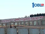 Следственная группа, куда поступили десятки заявлений зэков о поборах, установила, что сотрудники исправительного учреждения с 2008 года по ноябрь 2012 денег вымогали от 5 тыс. до 90 тыс. рублей у сидельцев, угрожая им физическим о насилием Следственная группа, куда поступили десятки заявлений зэков о поборах, установила, что сотрудники исправительного учреждения с 2008 года по ноябрь 2012 денег вымогали от 5 тыс. до 90 тыс. рублей у сидельцев, угрожая им физическим о насилием
