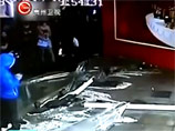33-тонный аквариум с акулами рухнул в торговом центре в Шанхае: 15 человек пострадали (ВИДЕО) 33-тонный аквариум с акулами рухнул в торговом центре в Шанхае: 15 человек пострадали (ВИДЕО)