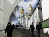 В Киево-Печерской Лавре преступники в ночь на 25 декабря разбили окно и украли ценности из церковной  лавки, расположенной на территории монастыря