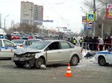 В Челябинске водитель автомобиля Ford Focus насмерть сбил двух женщин, ждавших на тротуаре сигнала светофора. Трагедия произошла 28 декабря около 13:30 по местному времени напротив ТРК "Родник"