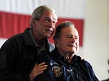 нью-йоркский корреспондент издания Марк Пицке считает Буша-старшего "бесцветным политиком", чей имидж смог невольно улучшить лишь его сын, ставший еще более противоречивым главой Белого дома