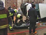 От удара санитарный Ford опрокинулся на бок, его водитель погиб на месте, а Mercedes выбросило с проезжей части на тротуар