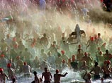 Голландцы в новогодних шапочках побили рекорд купания в холодной воде