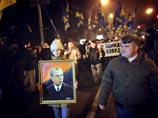 Около трех тысяч человек устроили шествие по Крещатику в честь дня рождения Степана Бандеры. В данный момент они находится на Майдане