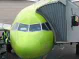 Airbus A320 вернулся в "Домодедово" из-за взбесившегося в небе над Самарской областью таджика Airbus A320 вернулся в "Домодедово" из-за взбесившегося в небе над Самарской областью таджика