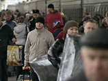 "Я точно знаю, что на всех столичных вокзалах работают вербовщики - не только "клофилинят", некоторые зазывают мужчин поработать на стройках юга России, - рассказал на условиях анонимности сотрудник правозащитной организации, борющейся с работорговлей "Я точно знаю, что на всех столичных вокзалах работают вербовщики - не только "клофилинят", некоторые зазывают мужчин поработать на стройках юга России, - рассказал на условиях анонимности сотрудник правозащитной организации, борющейся с работорговлей