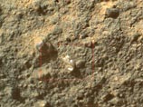 Американский марсоход Curiosity ("Любопытство") сфотографировал странный объект на поверхности планеты - наблюдатели тут же окрестили его "марсианским цветком"