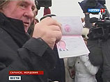 Актер показал публике свой новенький российский паспорт Актер показал публике свой новенький российский паспорт