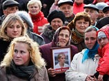 Тимошенко поздравили Рождественским вертепом у здания харьковской больницы