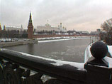 Напротив Кремля вывесили "экстремистский" баннер с "Единой Россией" Напротив Кремля вывесили "экстремистский" баннер с "Единой Россией"