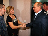 Путин c пятой попытки долетел до Крымска: подарил телевизор новоселам и обещал компенсации даже иностранцам Путин c пятой попытки долетел до Крымска: подарил телевизор новоселам и обещал компенсации даже иностранцам