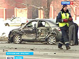 В районе станции "Славянский бульвар" автомобиль Bentley, следовавший по своей полосе в сторону центра, столкнулся с Mercedes, который выкатился на встречную полосу, ударив еще две иномарки
