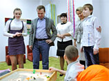 Дмитрий Медведев с супругой посетили Ивановский детский дом "Звездный", воспитанники которого показали им коллекцию своего театра моды, познакомили с музеем и напоили чаем