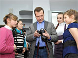 Ивановские детдомовцы впечатлили чету Медведевых капремонтом, театром моды и музеем. Премьер ответил мастер-классом по фото