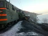 Утром в субботу на перегоне Слюдянка - Утулик Восточно-Сибирской железной дороги сошли с рельсов более 20 вагонов грузового поезда с каменным углем, после чего с ними столкнулся проходящий одиночный локомотив Утром в субботу на перегоне Слюдянка - Утулик Восточно-Сибирской железной дороги сошли с рельсов более 20 вагонов грузового поезда с каменным углем, после чего с ними столкнулся проходящий одиночный локомотив