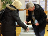 На некоторых участках даже образовались очереди, и избирателям приходилось подолгу дожидаться возможности бросить конверт с избирательным бюллетенем в урну