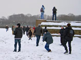 В Петербурге за игрой в снежки следила полиция. Автозак не пригодился