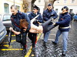 Активистки Femen обнажились перед папой римским
