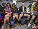 Новый год надо начинать с позитива, решили активисты-юмористы и в 12-й раз провели ежегодный, за это время уже ставший классикой, флешмоб "В метро - без штанов"