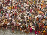В Ганг по случаю начала религиозного праздника окунутся 100 млн индусов