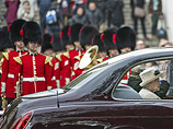Bentley Елизаветы II завелся с седьмого раза на глазах у сотни поклонников. Напряг шофера и вызвал смех у королевы