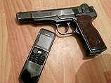 В доказательство серьезности своих намерений он также выложил фотографию пистолета, в котором интернет-пользователи опознали ижевский МР-355 - травматическое оружие, созданное на базе автоматического пистолета Стечкина
