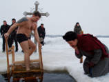 В Екатеринбурге высказались насчет "публичных нырков" на Крещение, а в Москве указали, что это не "праздник наготы"