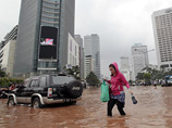 Сильнейшее наводнение в Джакарте: восемь человек погибли, люди передвигаются по шею в воде (ВИДЕО)
