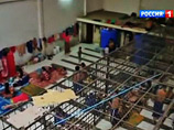 Одному из камбоджийцев, которого обвиняют в распространении наркотиков, разрешили принести в камеру небольшой телевизор, по которому можно смотреть местные телеканалы Одному из камбоджийцев, которого обвиняют в распространении наркотиков, разрешили принести в камеру небольшой телевизор, по которому можно смотреть местные телеканалы