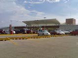 Трагедия произошла в четверг вблизи столицы штата города Тустла-Гутьеррес. Спустя несколько мгновений после вылета из аэропорта Анхель-Альбино-Корсо двигатель самолета задымился, и тот рухнул на землю с высоты порядка 50 метров Трагедия произошла в четверг вблизи столицы штата города Тустла-Гутьеррес. Спустя несколько мгновений после вылета из аэропорта Анхель-Альбино-Корсо двигатель самолета задымился, и тот рухнул на землю с высоты порядка 50 метров