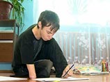 Безрукого сироту, рисующего ногой, перевезли в Москву учиться живописи