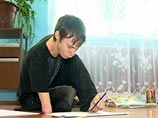 Безрукого сироту, рисующего ногой, перевезли в Москву учиться живописи Безрукого сироту, рисующего ногой, перевезли в Москву учиться живописи