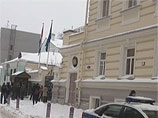 Активисты незарегистрированной партии "Другая Россия" вышли в пятницу пикетировать посольство Нидерландов в Москве в знак протеста против гибели их соратника