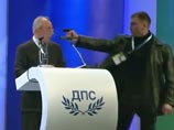 Попытка покушения на председателя болгарской партии "Движение за права и свободы" (ДПС) Ахмеда Догана была предпринята сегодня в ходе открытия партийной конференции в Софии Попытка покушения на председателя болгарской партии "Движение за права и свободы" (ДПС) Ахмеда Догана была предпринята сегодня в ходе открытия партийной конференции в Софии