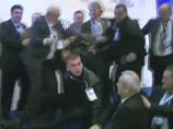 В результате нападения председатель ДПС не пострадал. Полиция начала допрос задержанного В результате нападения председатель ДПС не пострадал. Полиция начала допрос задержанного