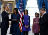 Обама присягнул в кругу семьи на верность Конституции и стране. "Ничего не испортил", похвалили дочери