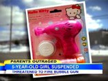 Пятилетнюю американку отстранили от детсада за угрозы пистолетом Hello Kitty с мыльными пузырями