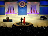 После торжественной церемонии инаугурации переизбранный президент США Барак Обама провел вечер на балу в кругу 30 тысяч "близких друзей"