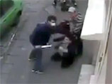 На опубликованном ролике видно, как к мужчине, стоящему на одной из тегеранских улиц, подъезжает два мотоцикла с четырьмя злоумышленниками в масках. Они начинают угрожать потерпевшему мачете и в итоге отбирают у него сумку и куртку