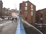 Поучительное ВИДЕО: англичанин ответил подросткам, бросавшимся снежками, ударом из пожарного шланга Поучительное ВИДЕО: англичанин ответил подросткам, бросавшимся снежками, ударом из пожарного шланга