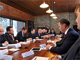 Премьер-министр Дмитрий Медведев надеется, что новый закон о федеральной контрактной системе в сфере закупок товаров, работ и услуг заработает с 1 января 2014 года, и на встрече с членами думских фракций попросил депутатов поддержать его